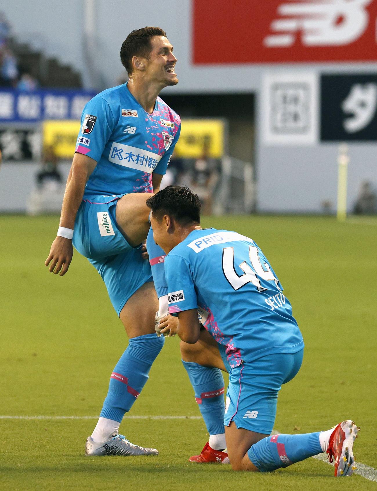 前半、先制ゴールを決め、アシストの酒井宣福（左）のスパイクに触れる鳥栖・仙頭啓矢