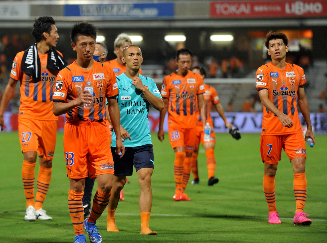 試合後、サポーターにあいさつへ向かう清水の選手たち