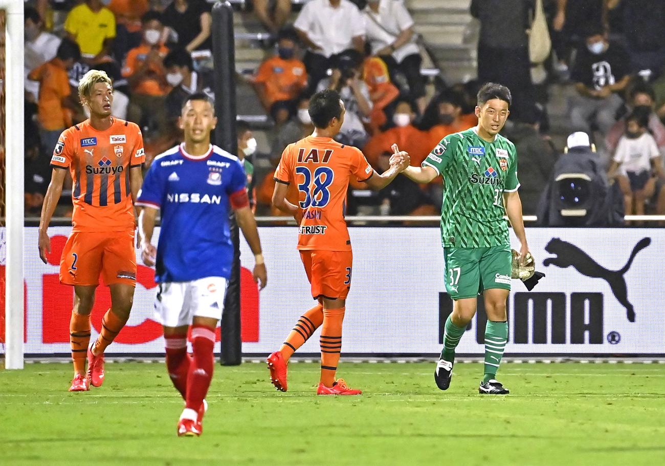 横浜Mと引き分け、握手を交わす（右から）清水のGK権田と井林（共同）