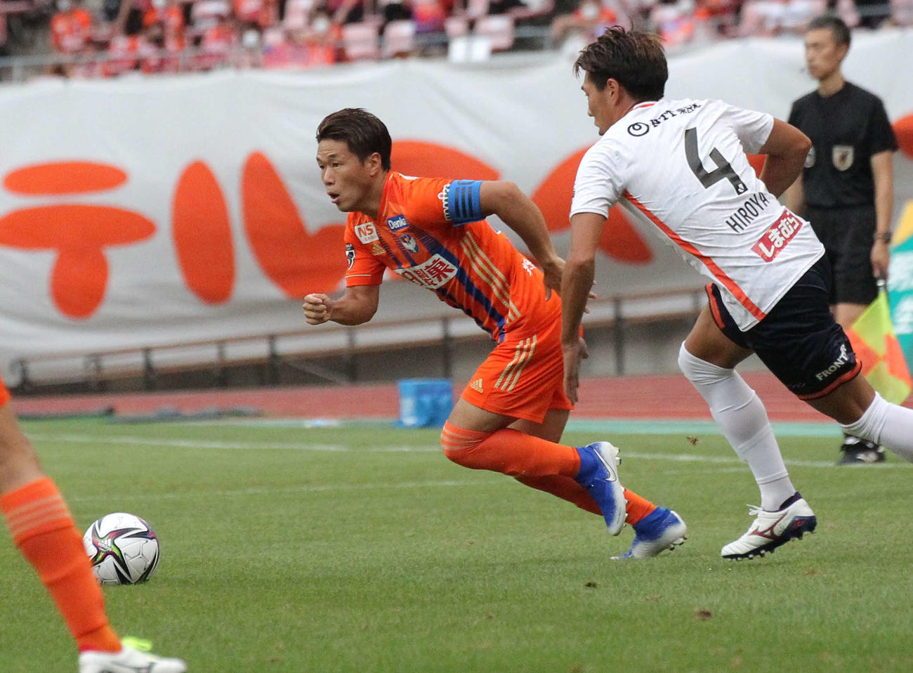 新潟対大宮　ボールを追うDF堀米