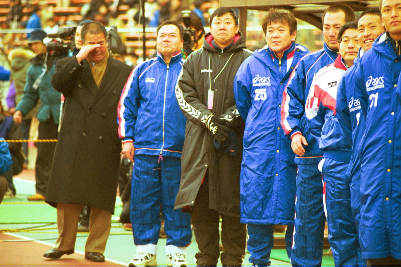 ベンチ前で目頭を押さえる国見・小嶺忠敏総監督（左端）（2001年1月8日）