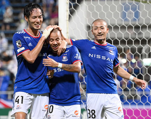 横浜対名古屋　前半、PKでゴールを決めた横浜マルコス・ジュニオール（中央）に抱きついて喜ぶ杉本（左）と前田（撮影・たえ見朱実）