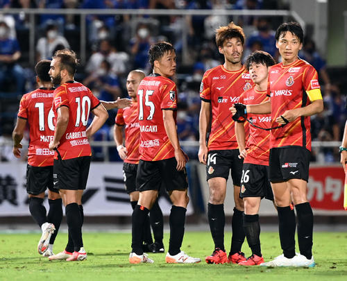 横浜対名古屋　横浜に2－0で敗れた名古屋（撮影・たえ見朱実）