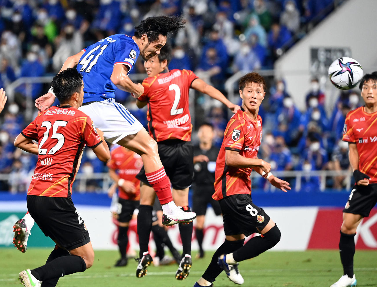 横浜対名古屋　前半、ヘディングで先制ゴールを決める横浜杉本（撮影・たえ見朱実）