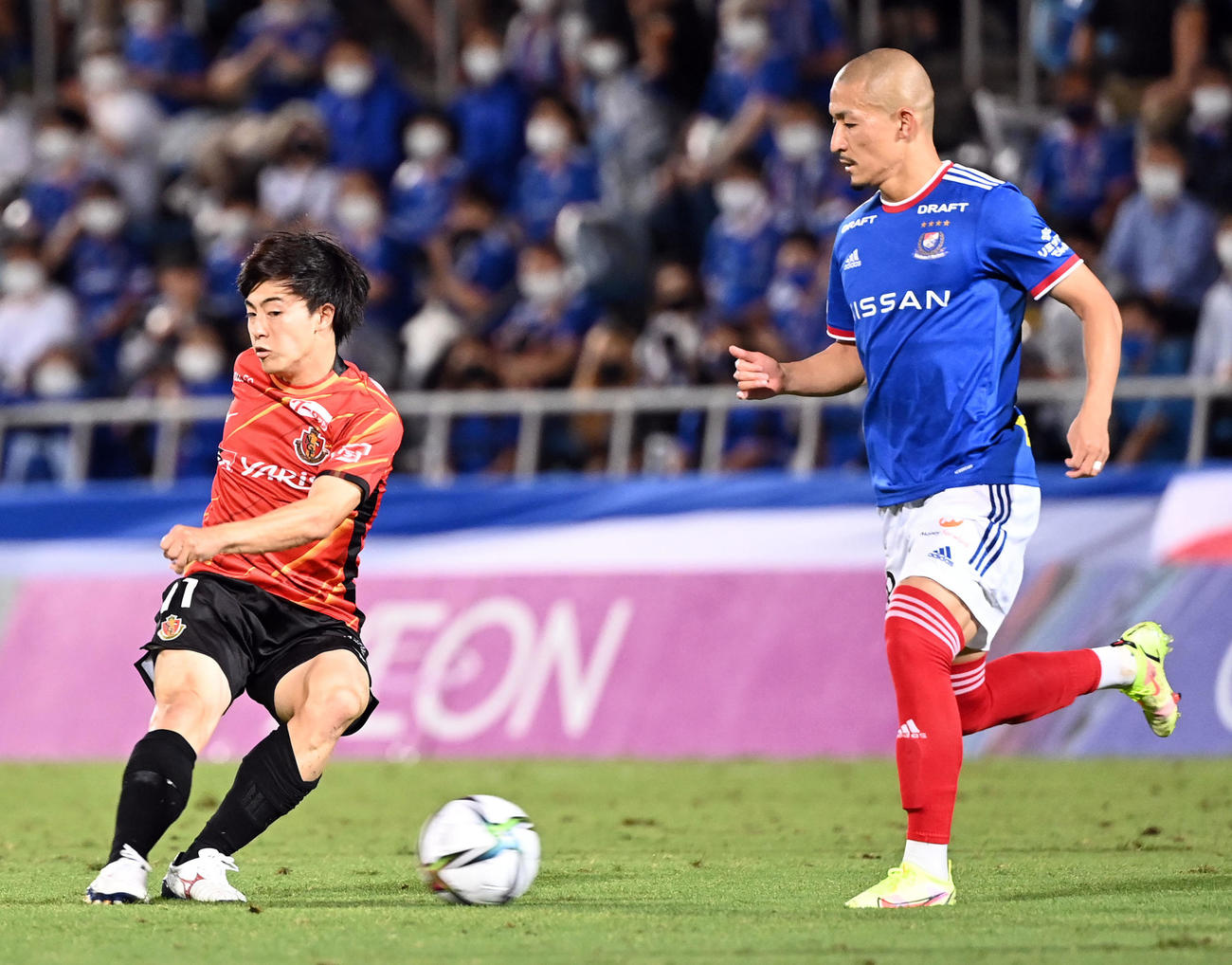 後半、前線にパスを出す名古屋相馬。右は横浜前田大然（撮影・たえ見朱実）