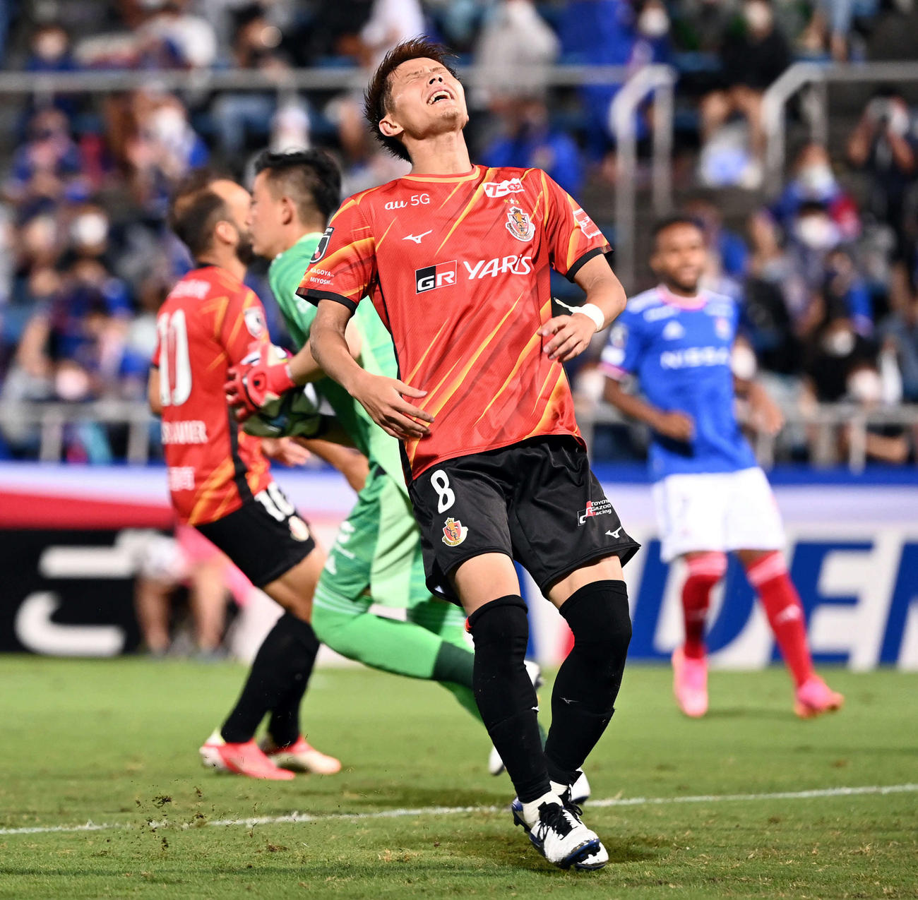 横浜対名古屋　後半、パスが合わず悔しそうな表情を見せる名古屋柿谷（撮影・たえ見朱実）