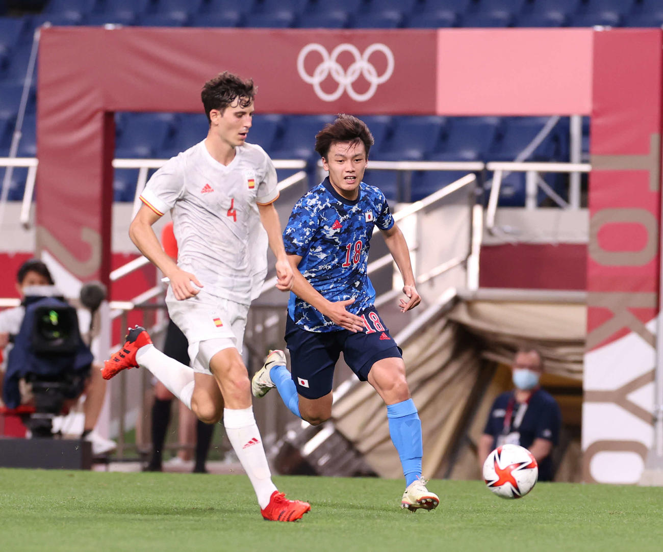 東京五輪　日本対スペインでの上田綺世（右）（21年8月3日撮影）