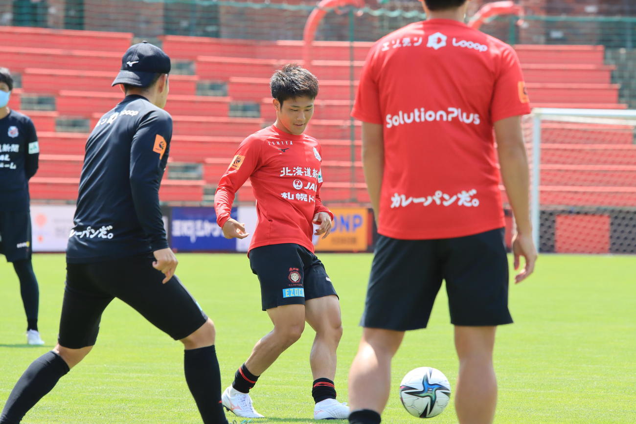 東京戦前日練習に参加する札幌FW小柏（中央）（撮影・保坂果那）