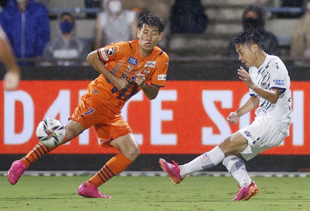 清水対G大阪　後半、Jリーグ初出場で先制ゴールを決めるG大阪山見（右）（共同）