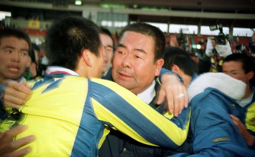 91年1月、第69回全国高校サッカー選手権で優勝し喜び合う小嶺忠敏監督