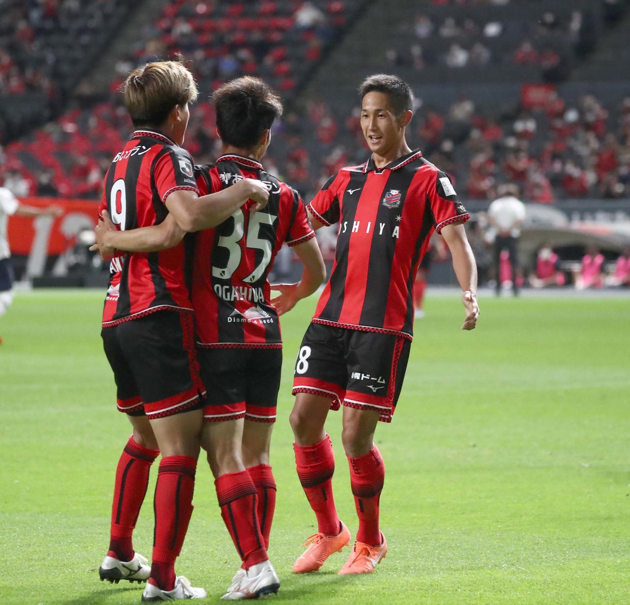 札幌対東京　後半、ゴールを決め喜ぶ札幌青木（右）（撮影・黒川智章）