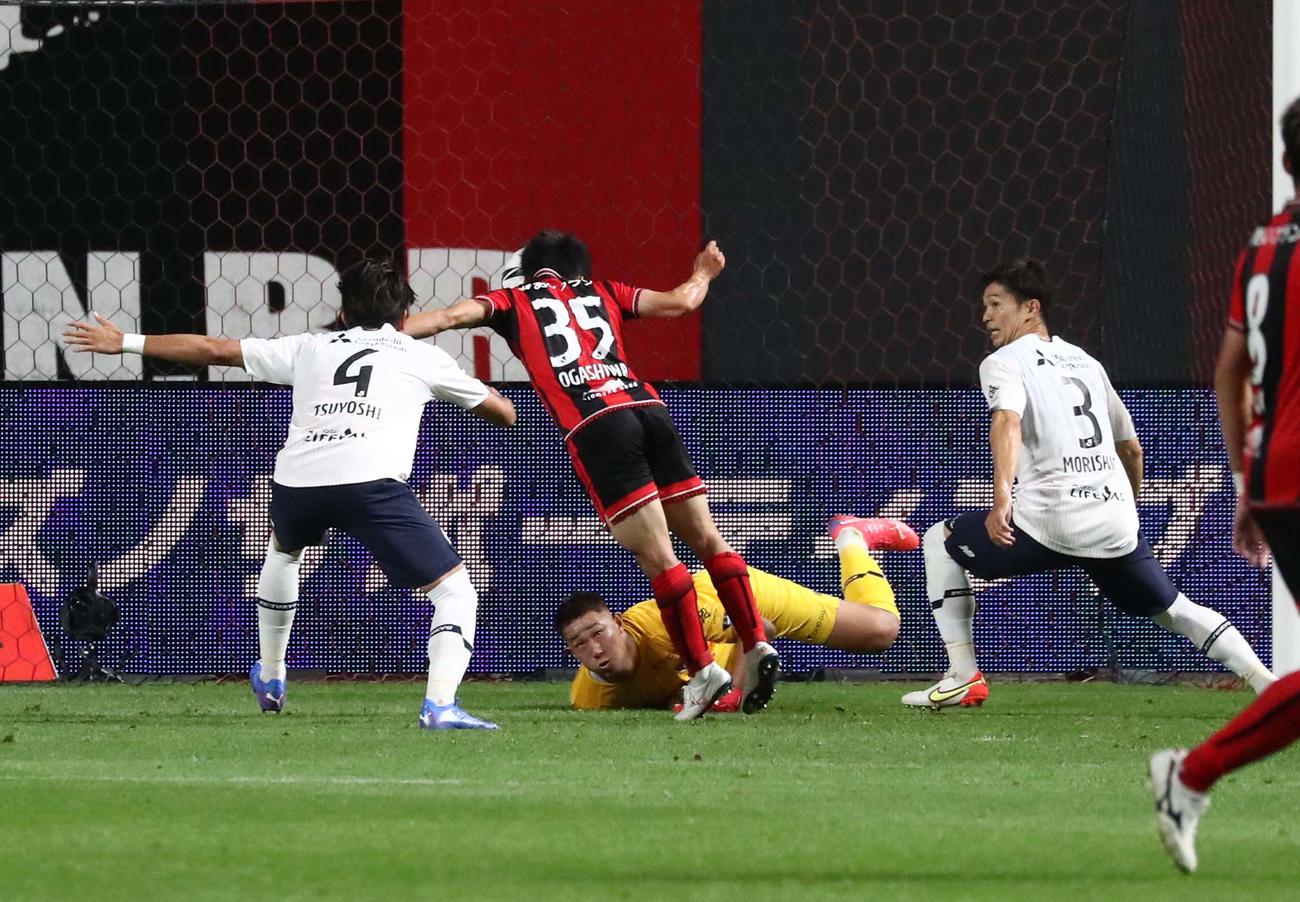 札幌対東京　前半、ヘディングゴールを決める札幌小柏（撮影・黒川智章）
