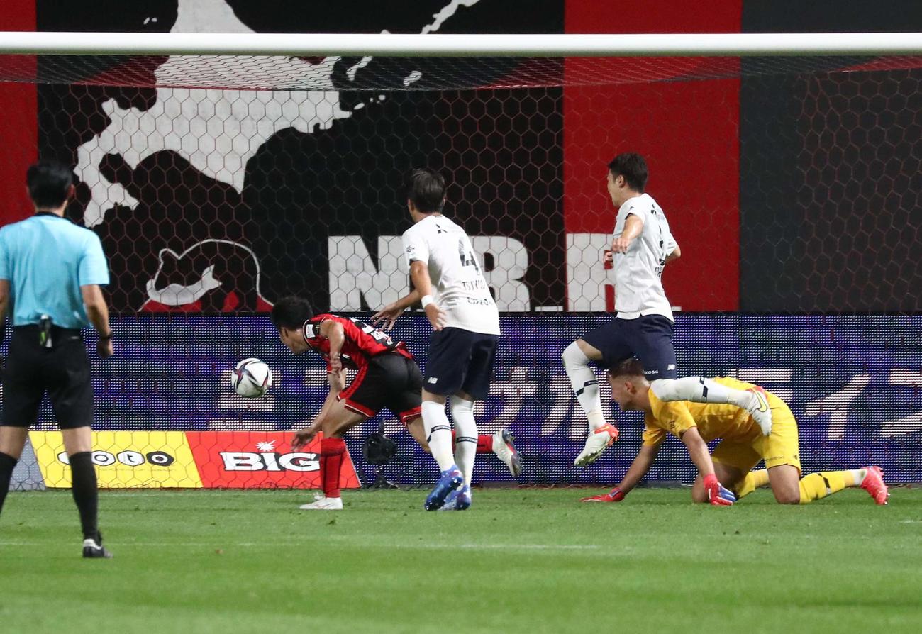札幌対東京　前半、ヘディングゴールを決める札幌小柏（撮影・黒川智章）