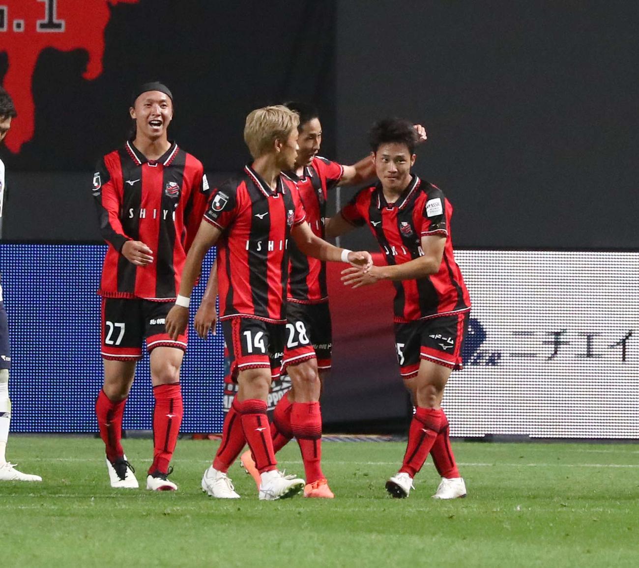 前半、ヘディングでゴールを決め抱き合う札幌小柏（右端）（撮影・黒川智章）