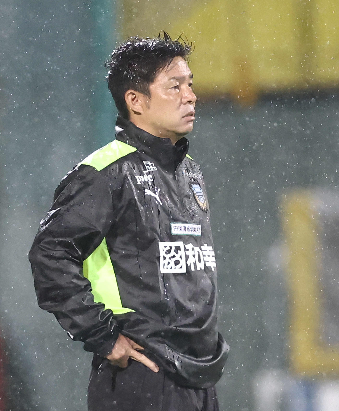 柏対川崎F　前半、戦況を見守る川崎F鬼木監督（撮影・河田真司）