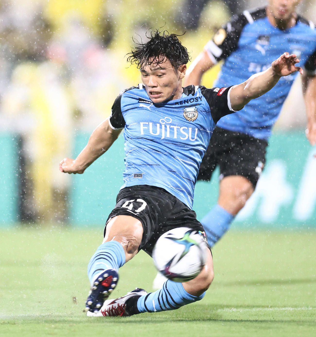 柏対川崎F　前半、シュートを放つ川崎F旗手（撮影・河田真司）