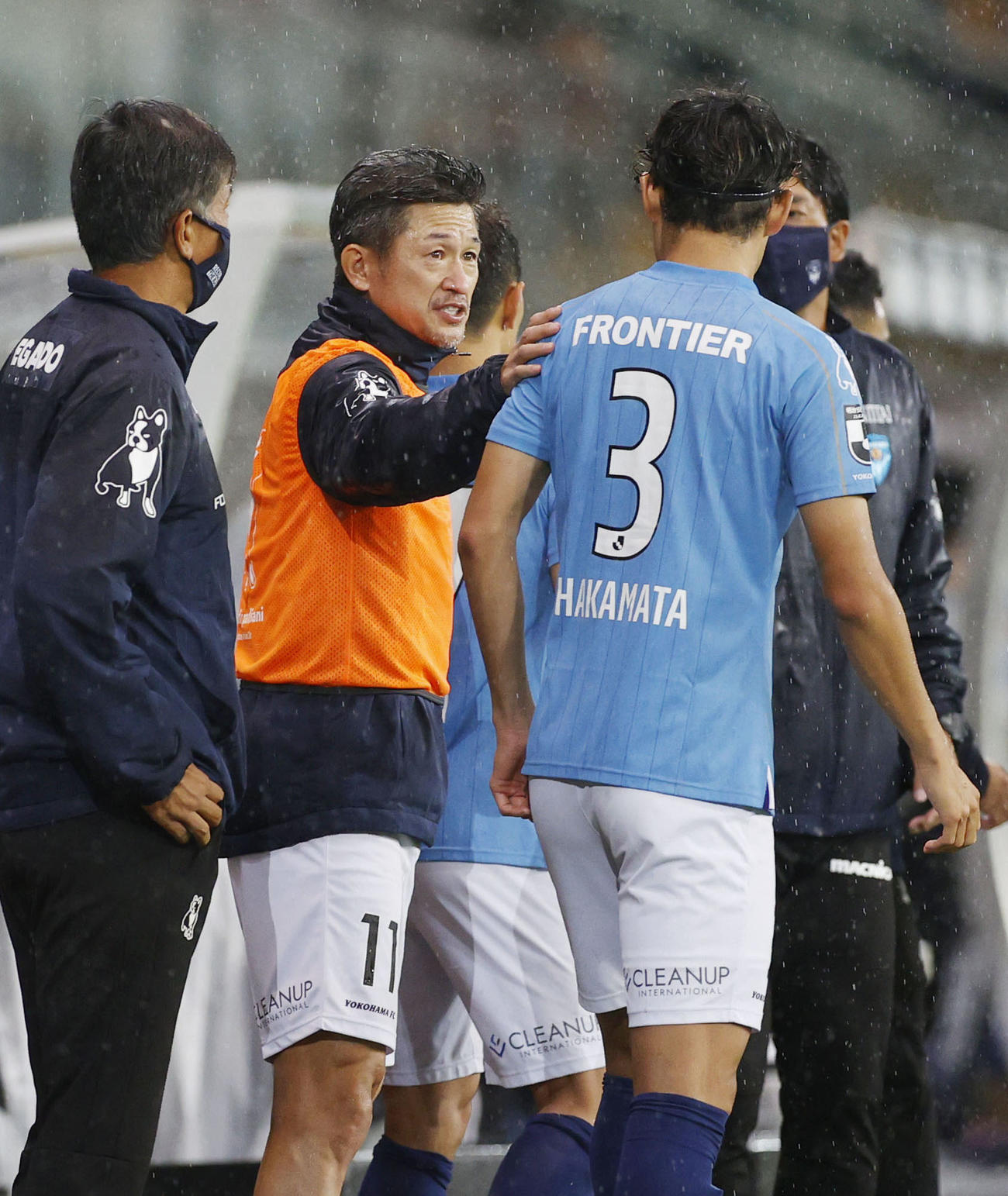 仙台―横浜FC　後半、途中出場する袴田（右）に声を掛ける横浜FC・三浦（共同）