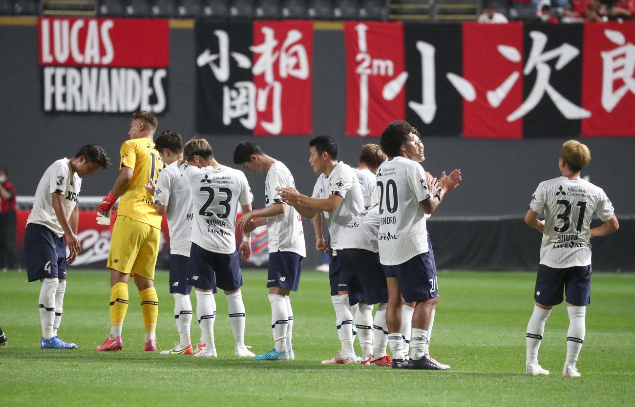 札幌対東京　敗れ肩を落とす東京の選手たち（撮影・黒川智章）
