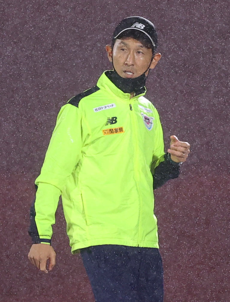 浦和対鳥栖　後半、戦況を見つめる鳥栖の金明輝監督（撮影・狩俣裕三）