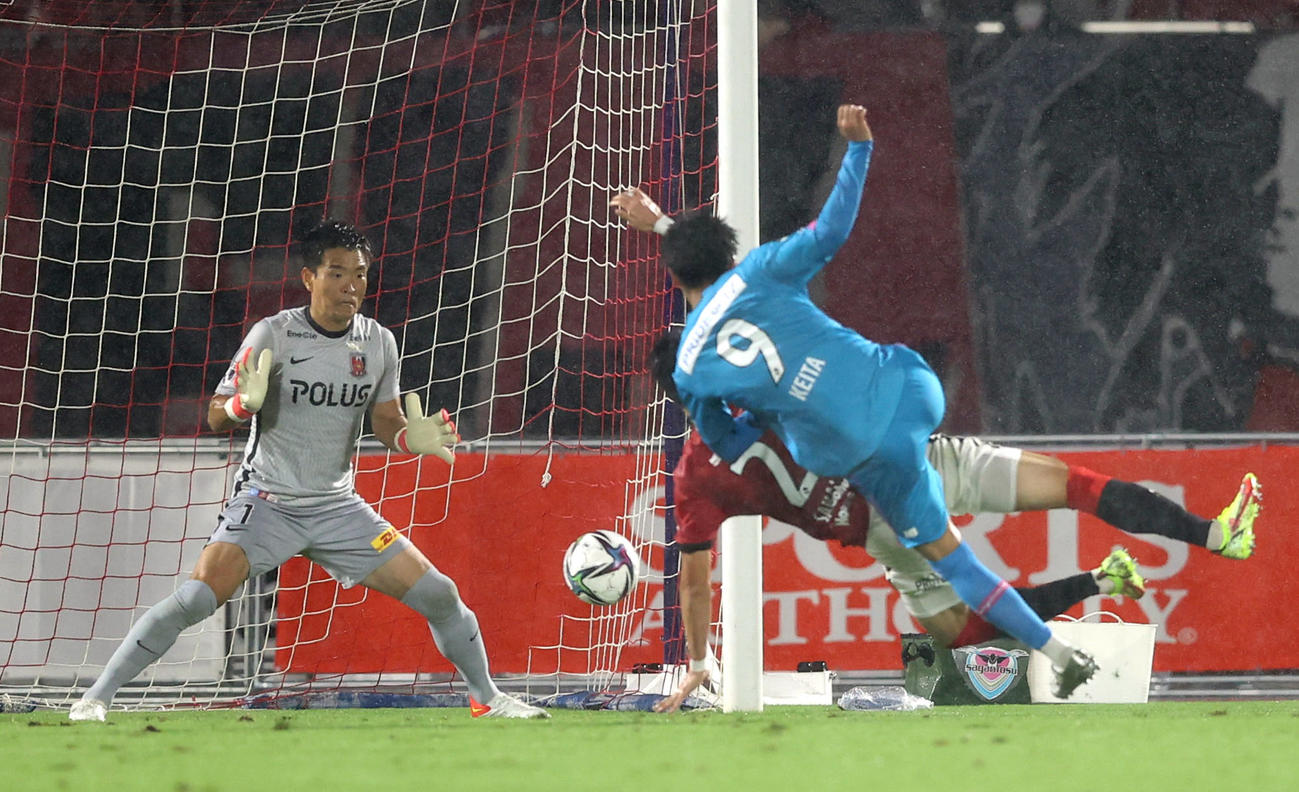 浦和対鳥栖　前半、ゴールを決める鳥栖山下（右）。左は浦和GK西川（撮影・狩俣裕三）