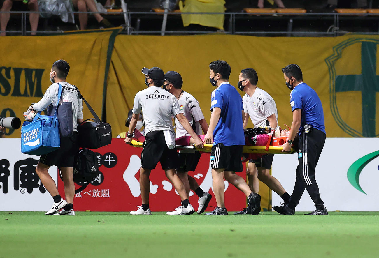 後半、頭部を強打し担架で運ばれる新潟GK小島（撮影・河野匠）