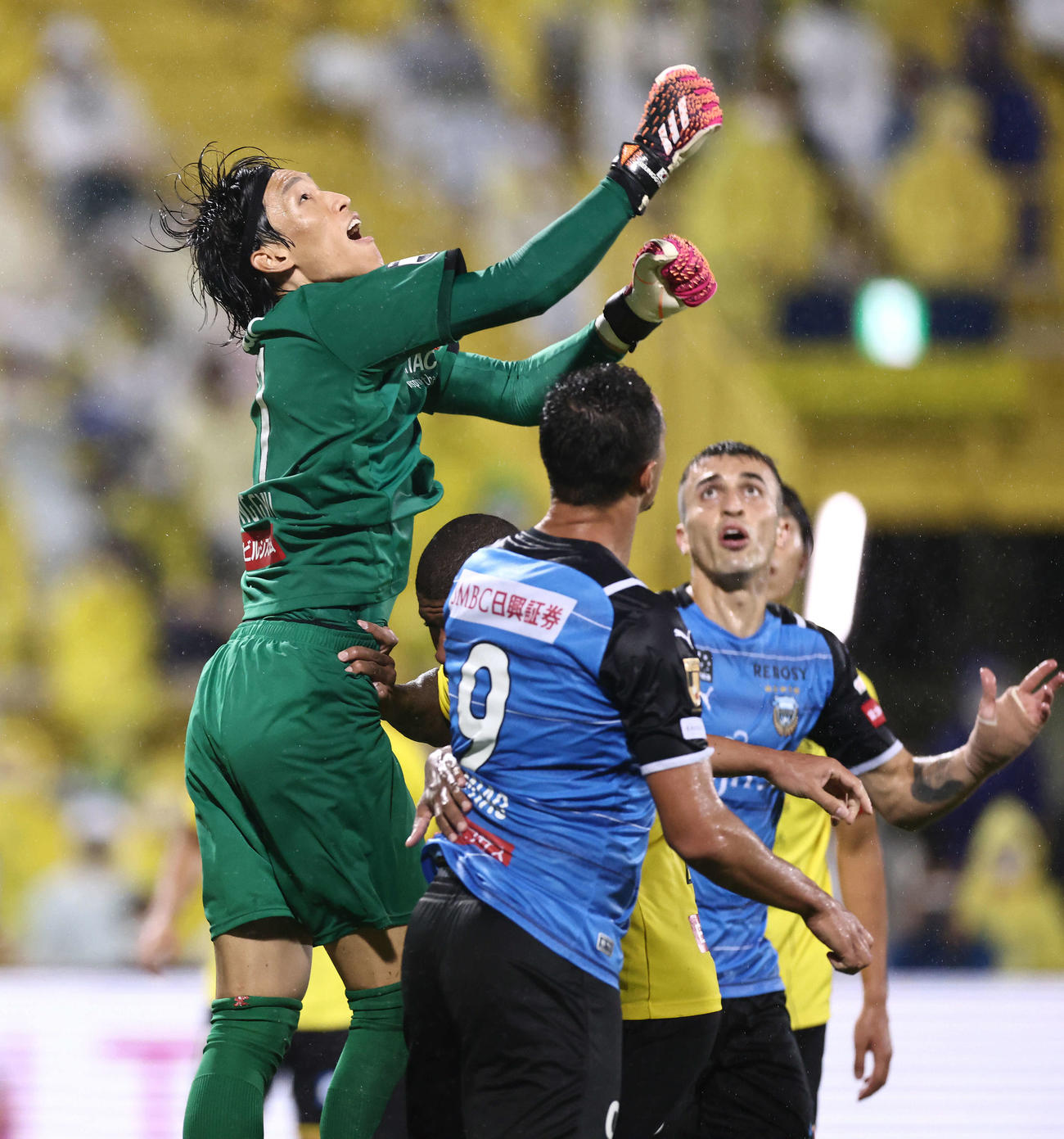 柏対川崎F　後半、ボールを弾く柏GKキム・スンギュ（撮影・河田真司）
