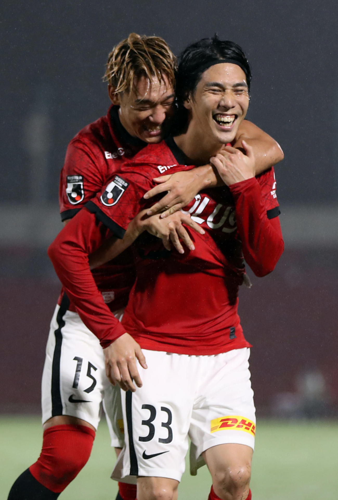 浦和対鳥栖　後半、PKを決め、浦和明本（左）と喜び合う江坂（撮影・狩俣裕三）
