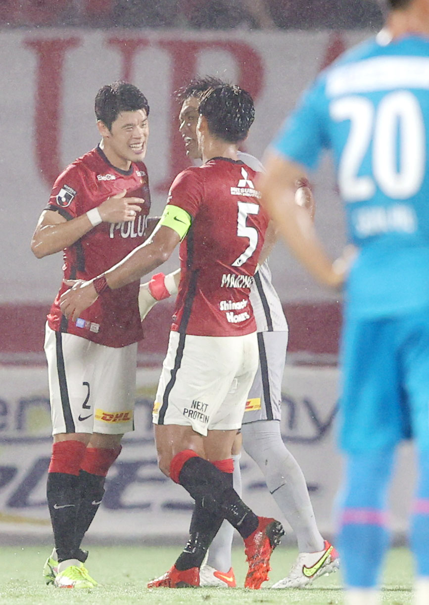 浦和対鳥栖　試合後、浦和槙野（右）、GK西川（後方）と喜び合う酒井（撮影・狩俣裕三）