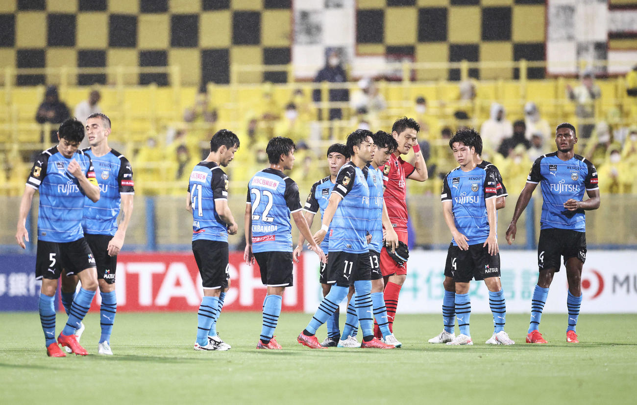 柏対川崎F　柏と引き分けで試合を終え、あいさつをする川崎Fイレブン（撮影・河田真司）