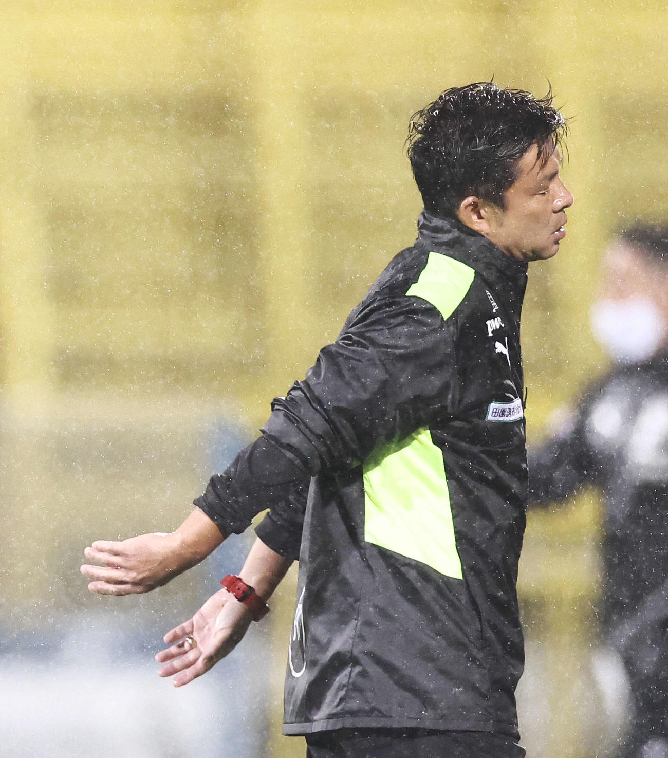 柏対川崎F　柏と引き分けで試合を終え、浮かない表情で引き揚げる川崎F鬼木監督（撮影・河田真司）