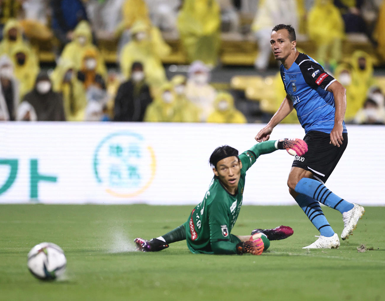 柏対川崎F　後半、シュートを放つ川崎Fレアンドロ。柏GKキム・スンギュ（撮影・河田真司）