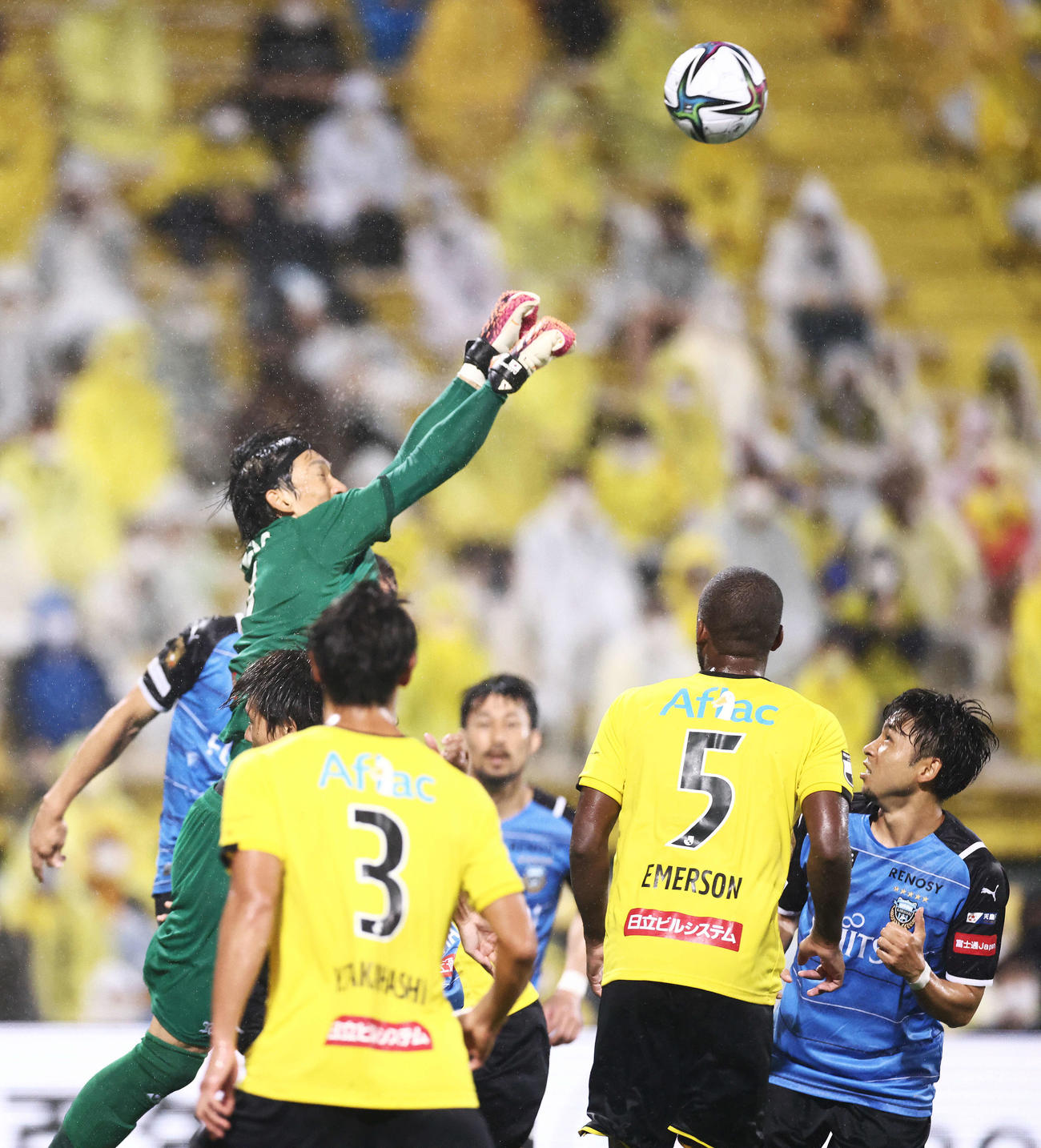 柏対川崎F　後半、ボールを弾く柏GKキム・スンギュ（撮影・河田真司）