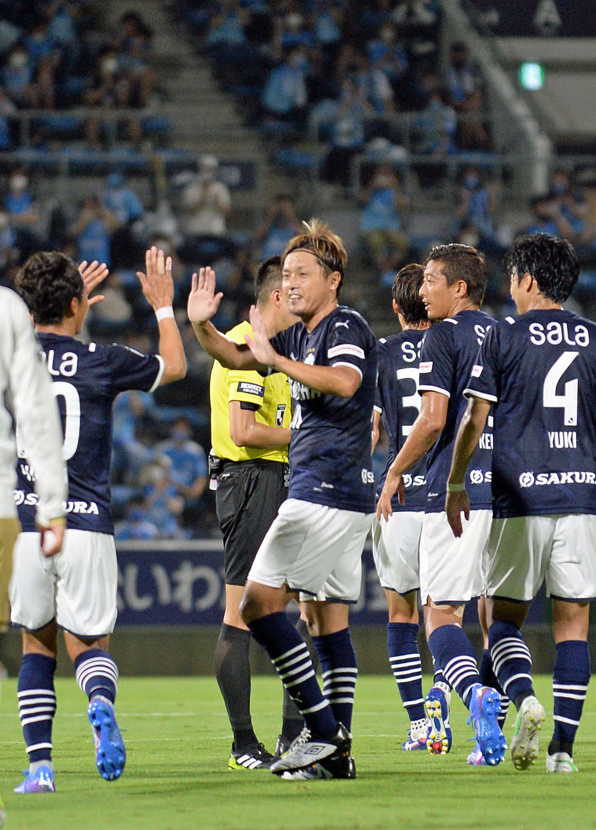 直接FKで同点ゴールを決め、笑顔を見せる磐田MF遠藤（中央）