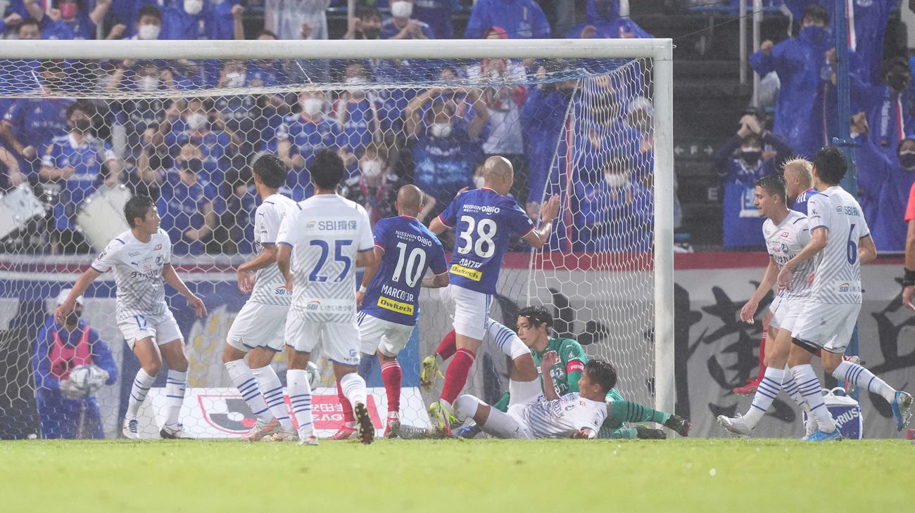 横浜対大分　前半、ゴールを決める横浜・前田（中央右）（撮影・鈴木みどり）