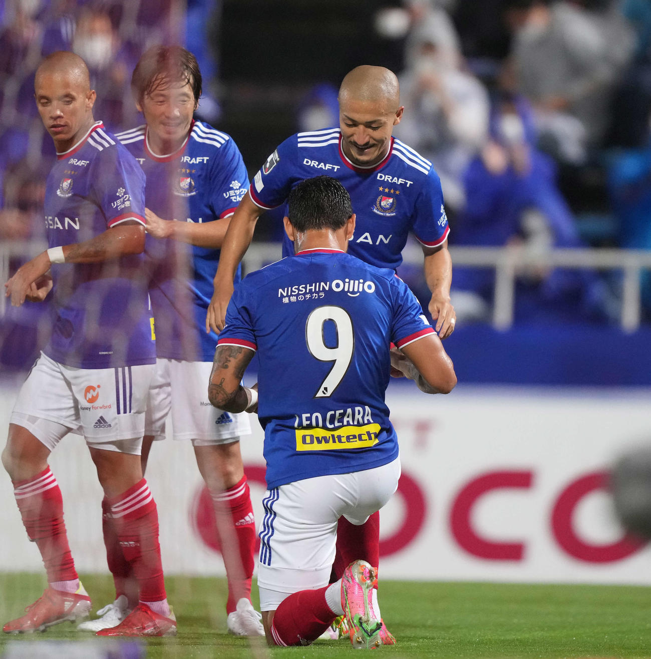 横浜対大分　後半、セアラ（手前）のゴールをアシストした横浜・前田はパフォーマンス（撮影・鈴木みどり）