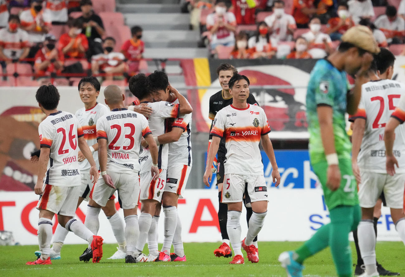 名古屋対湘南　試合終了、勝利に喜ぶゴールを決めたキム・ミンテ（中央）ら名古屋イレブン（撮影・森本幸一）