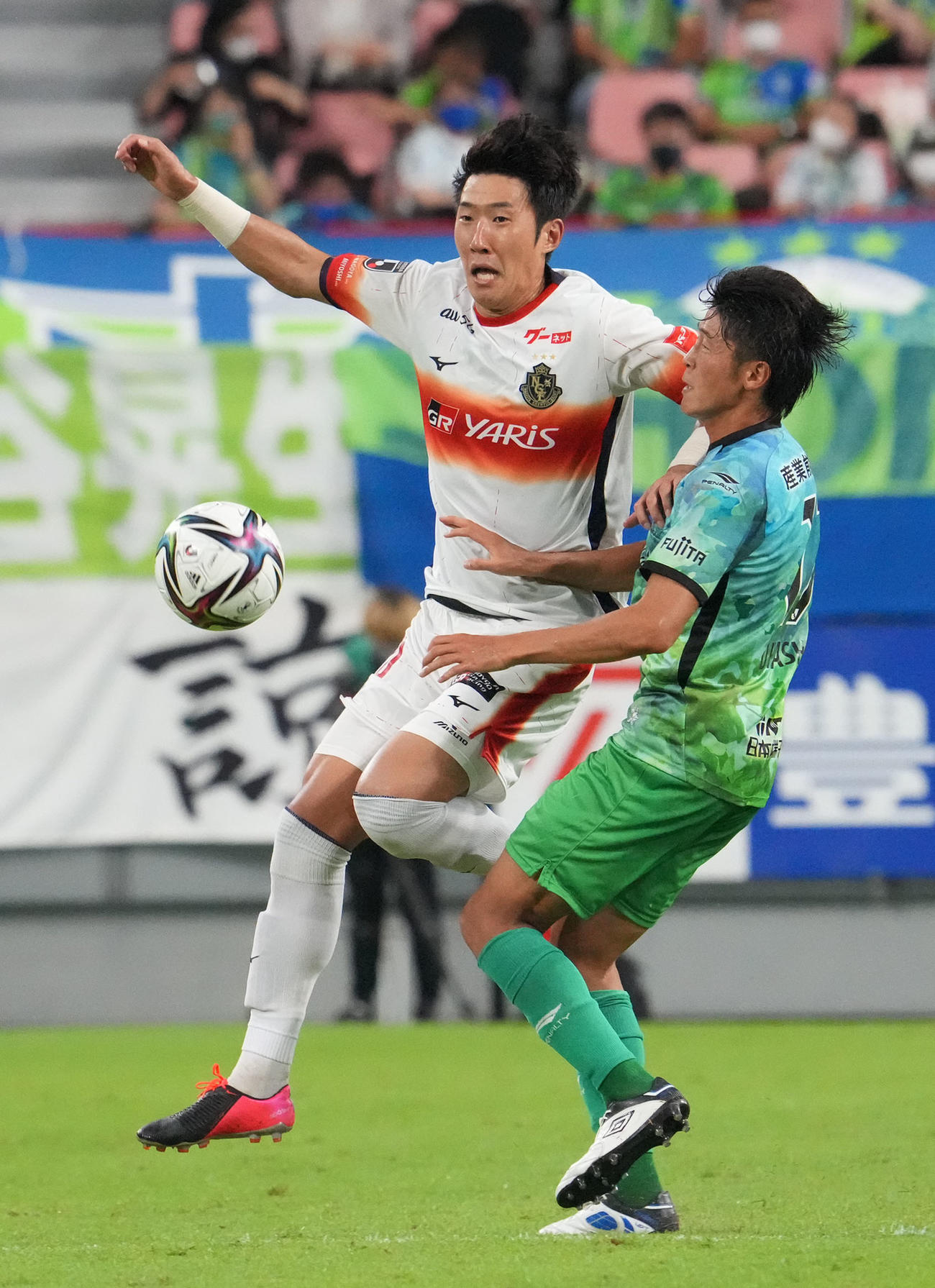 名古屋対湘南　後半、競り合う名古屋・金眠泰（左）（撮影・森本幸一）