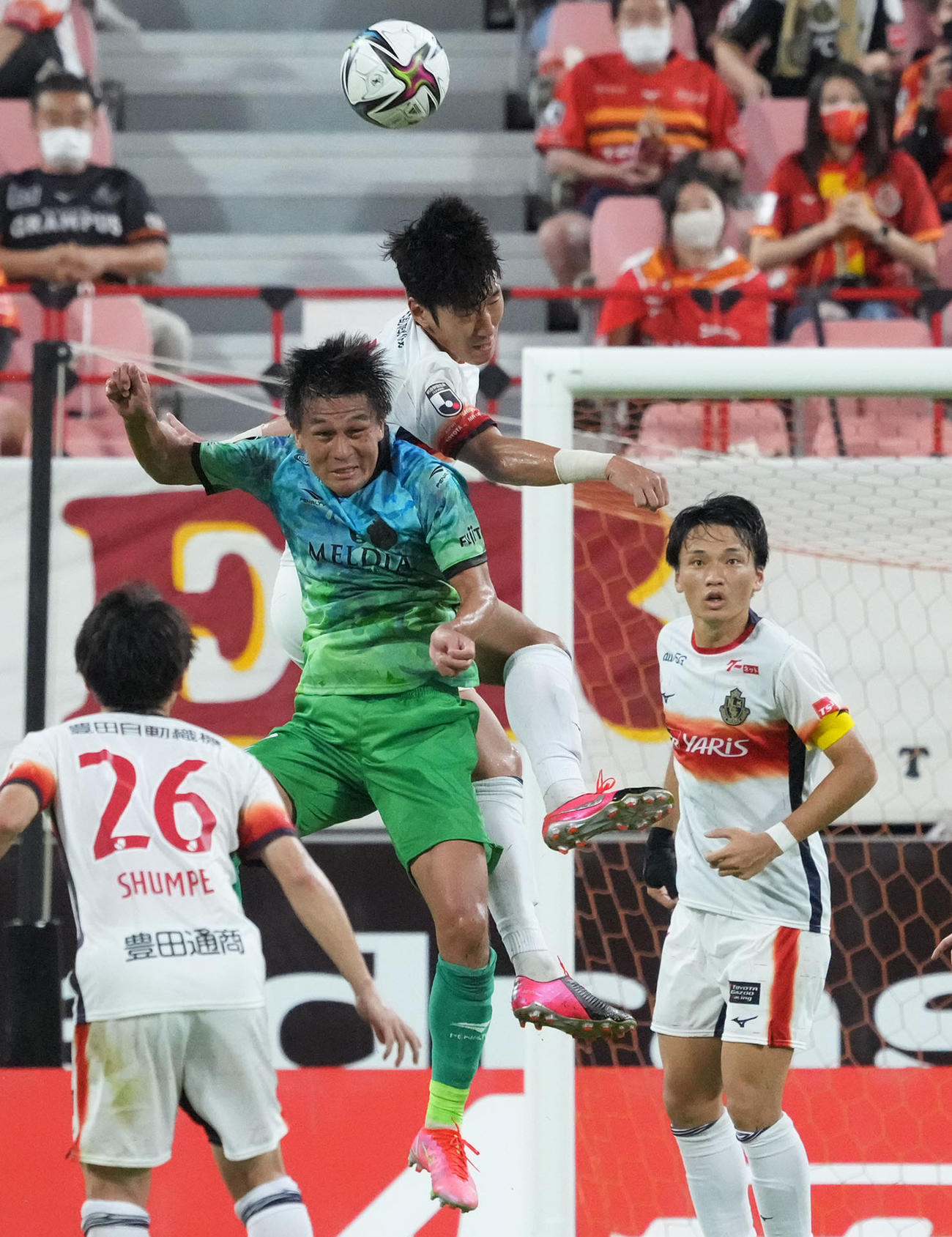 名古屋対湘南　後半、ゴール前で競り合う名古屋・キム・ミンテ（右から2人目）（撮影・森本幸一）