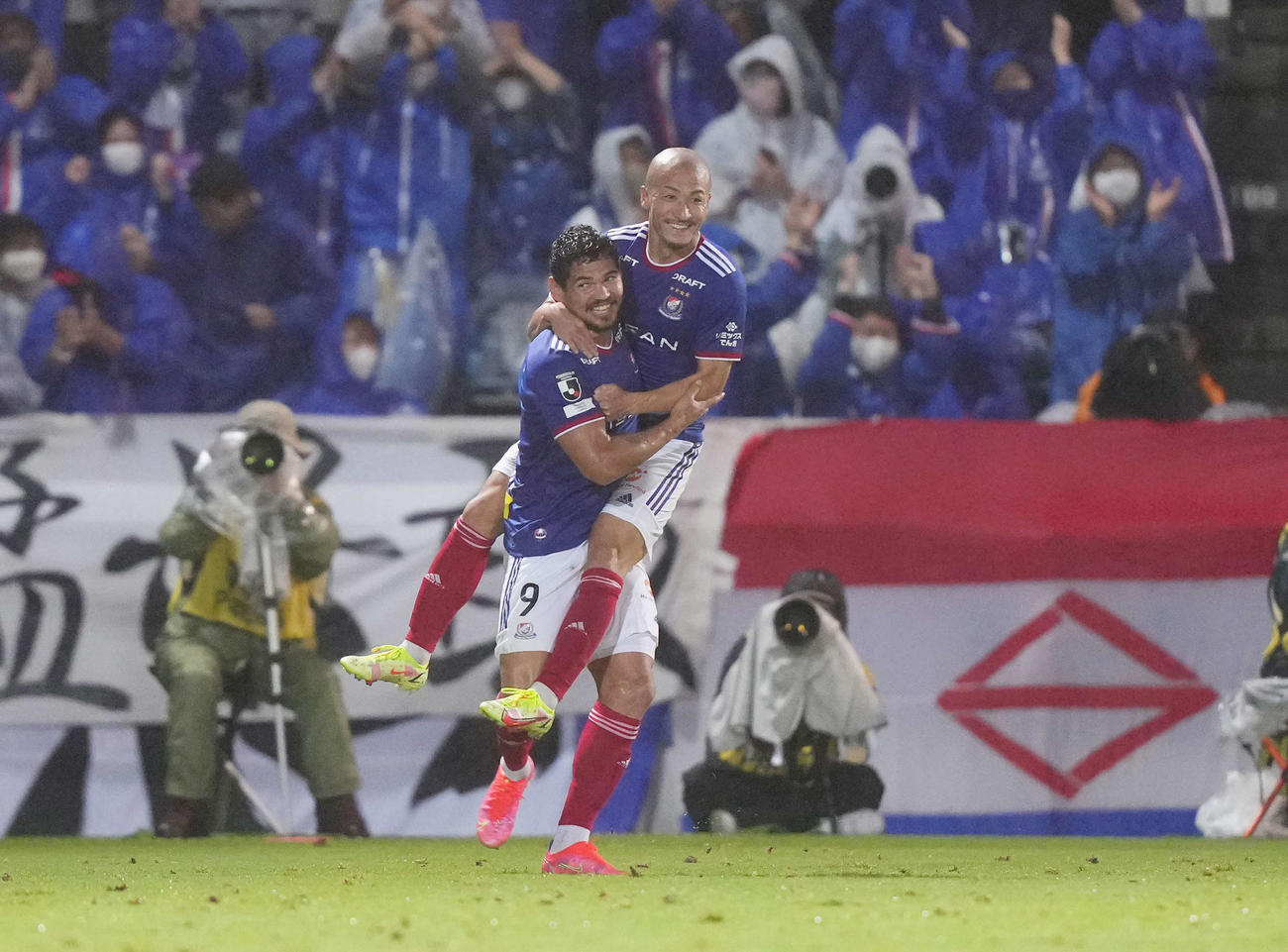 横浜対大分　前半、ゴールを決めた横浜セアラ（左）と喜ぶ前田（撮影・鈴木みどり）