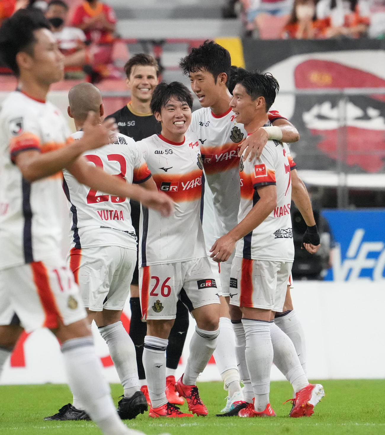名古屋対湘南　試合終了、勝利に喜ぶゴールを決めたキム・ミンテ（右から2人目）ら名古屋イレブン（撮影・森本幸一）