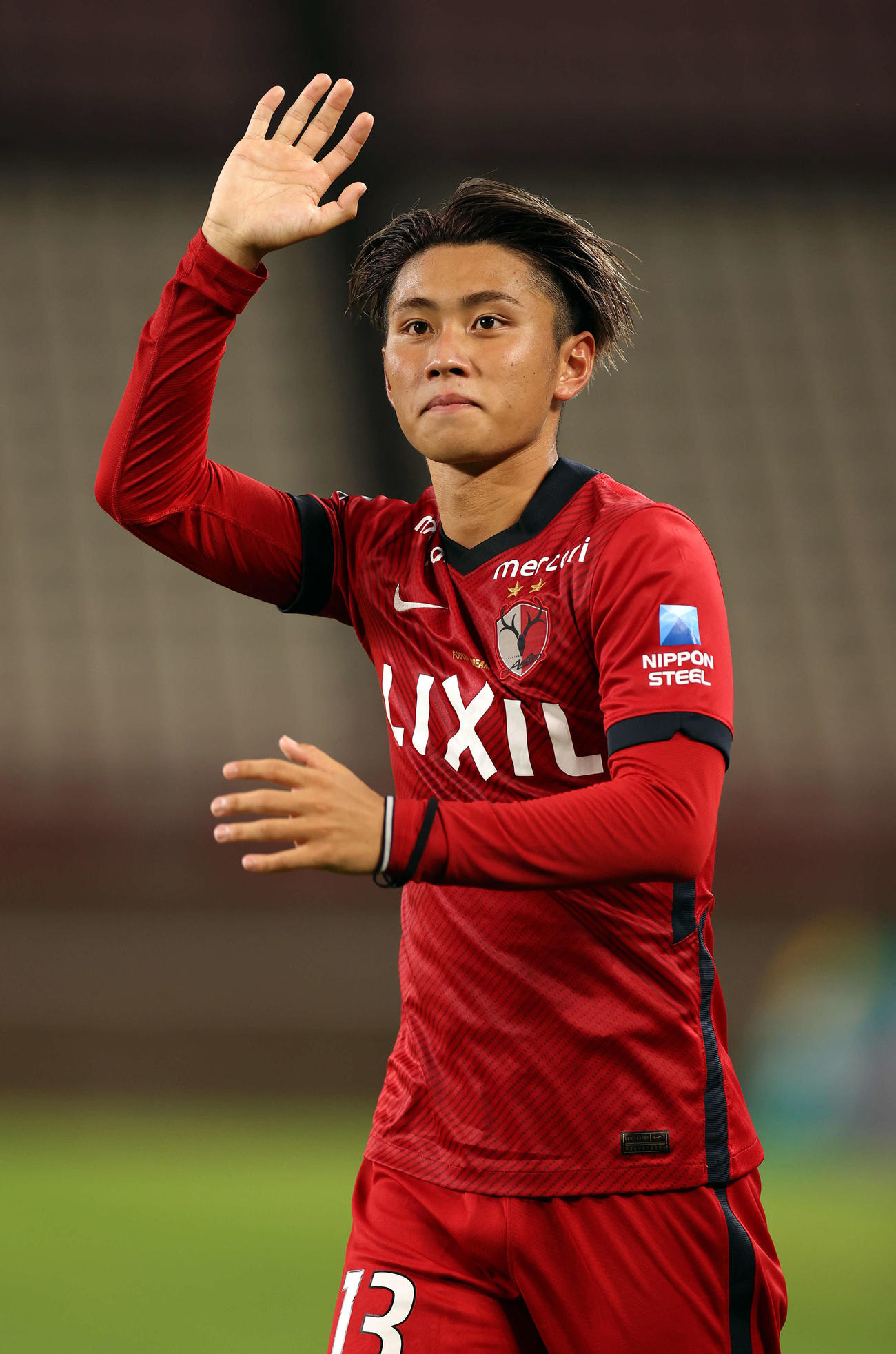 鹿島対徳島　試合後、サポーターに手を振る鹿島荒木（撮影・河野匠）