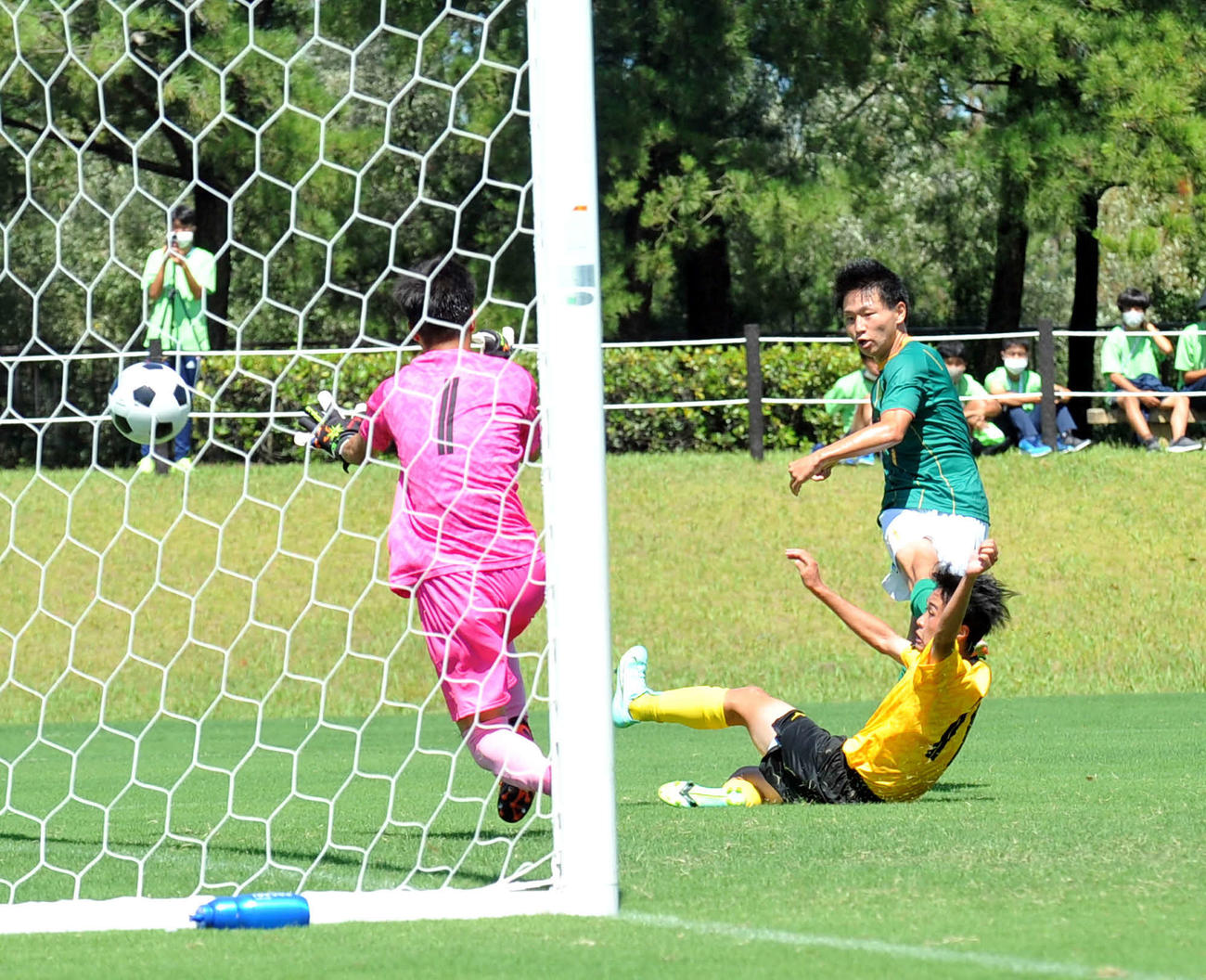 後半33分、チーム3点目を決めた静岡学園FW川谷（右奥）