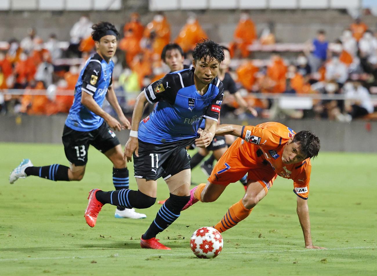 前半、攻め込む川崎Ｆ・小林悠（共同）