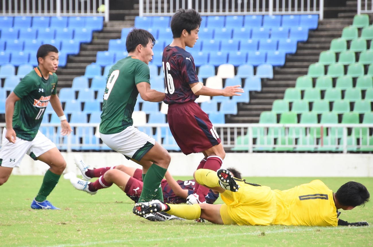 前半、ゴールを決める青森山田FW名須川（左から2人目）。左はFW渡辺（撮影・山田愛斗）