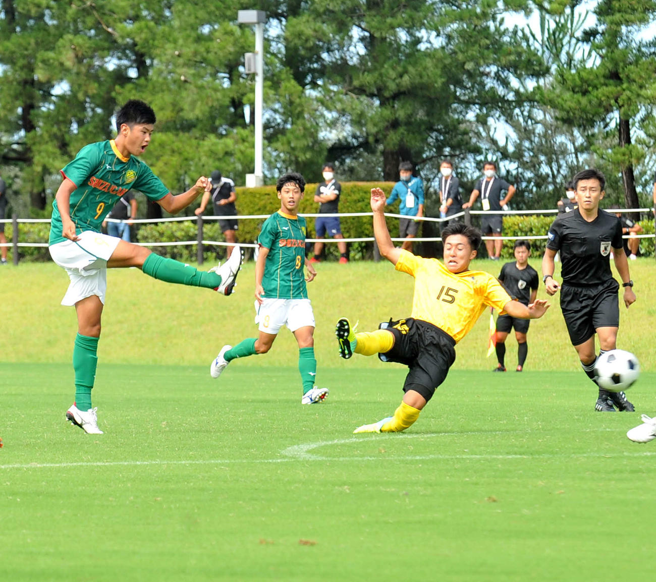 15日の1回戦・仙台育英戦でシュートを放つ静岡学園FW持山（左）