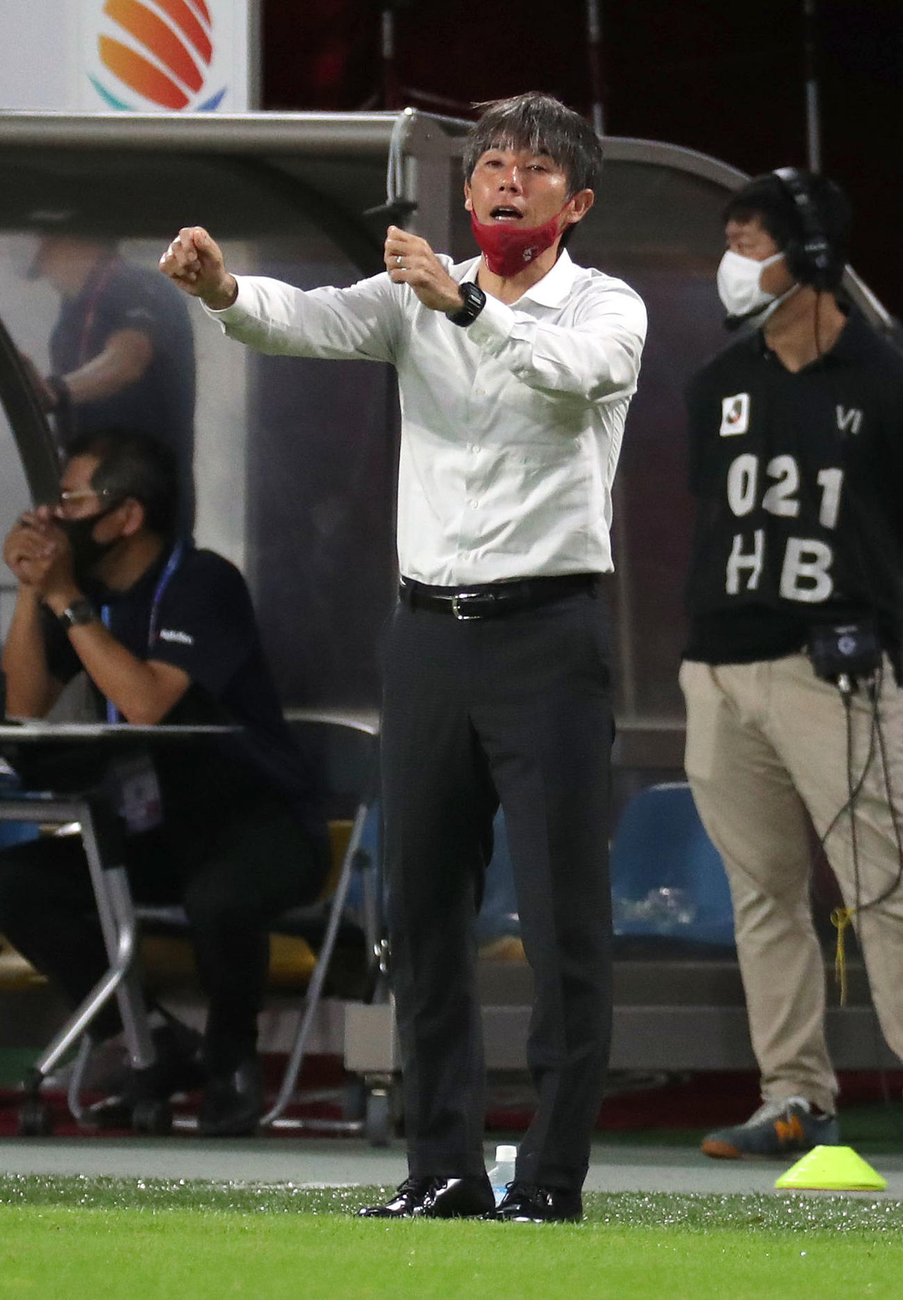 神戸対鹿島　前半、選手に指示を出す鹿島相馬直樹監督（撮影・白石智彦）