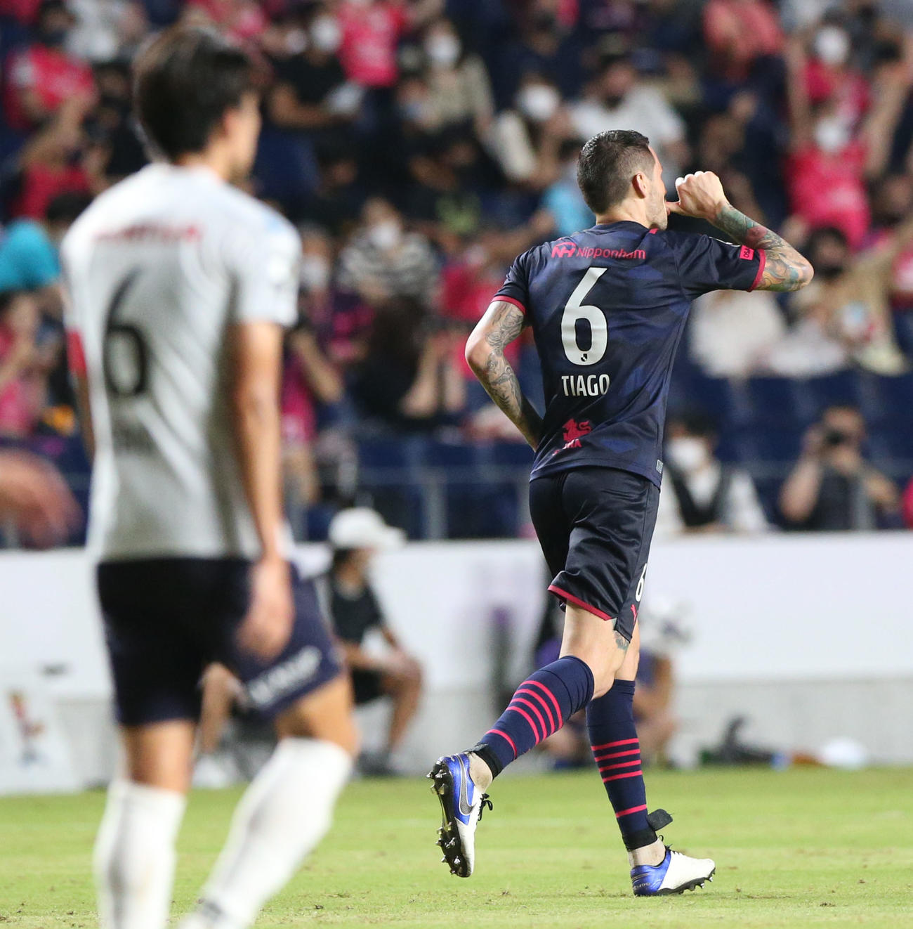 C大阪対横浜FC　前半、前半、ゴールを決めたC大阪チアゴ（上）はおしゃぶりポーズを決める（撮影・上山淳一）