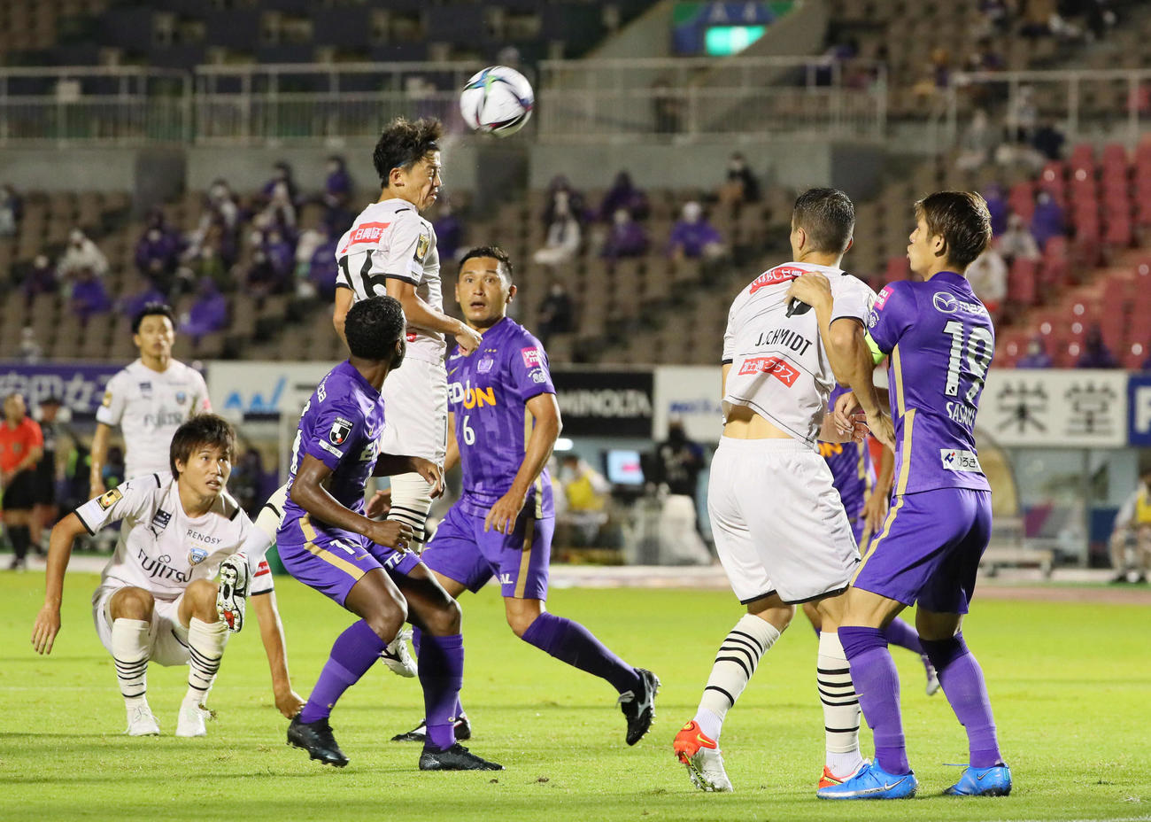 広島対川崎F　前半、川崎F長谷川竜也はヘディングシュートを放つ（撮影・宮崎幸一）