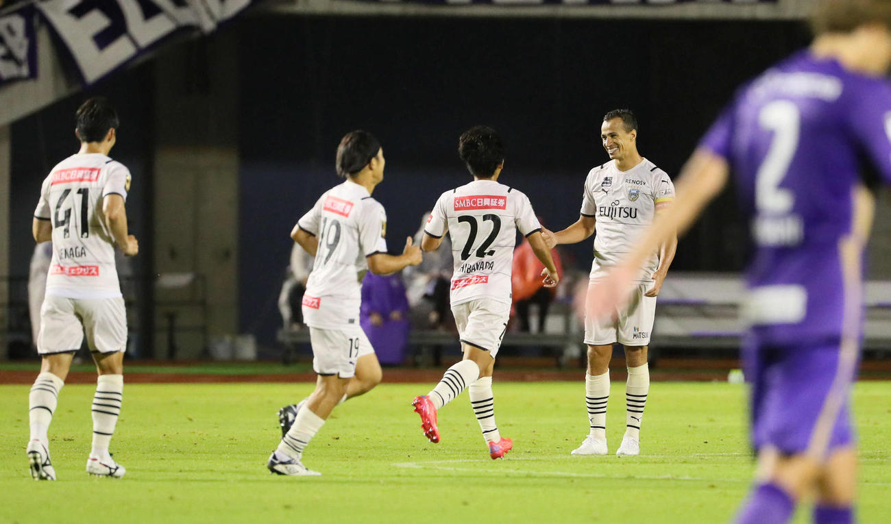広島対川崎F　後半、川崎Fレアンドロ・ダミアン（右）は同点ゴールを決めて祝福を受ける（撮影・宮崎幸一）