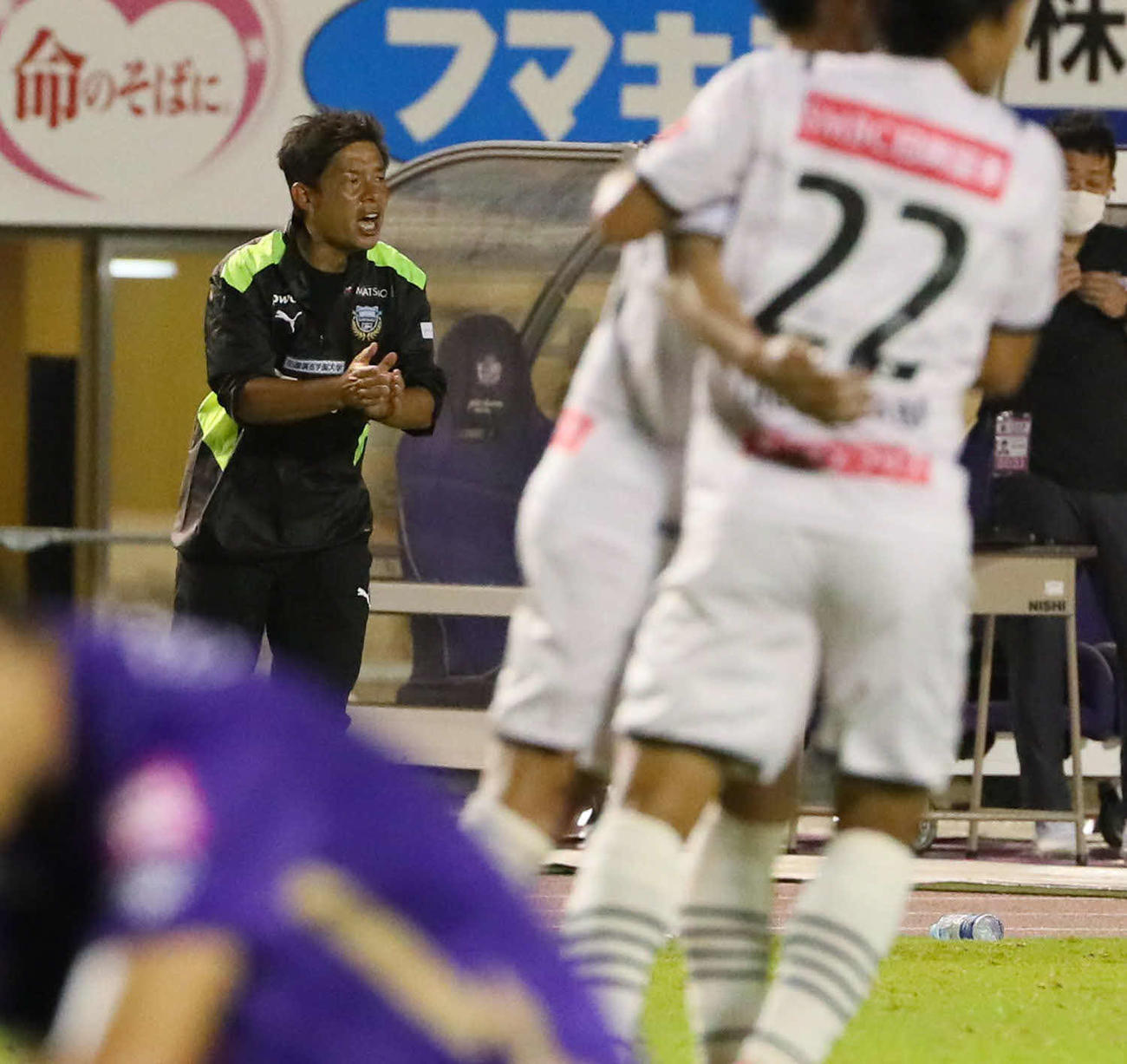 広島対川崎F　後半、川崎F鬼木監督はレアンドロ・ダミアンの同点ゴールをたたえる（撮影・宮崎幸一）